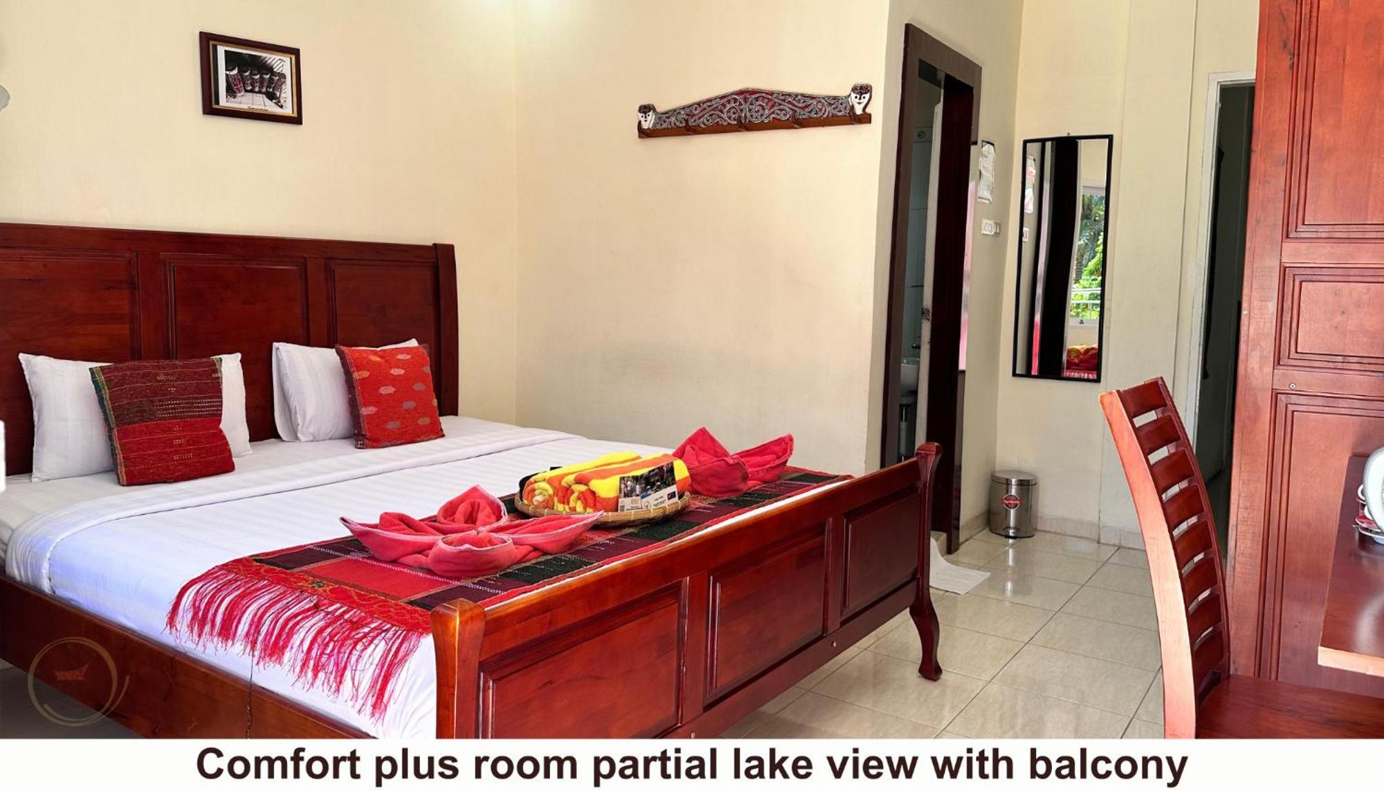 Zoe'S Paradise Waterfront Hotel Tuk Tuk Exterior photo